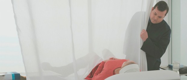 Escena en la que Offred va al ginecólogo en The Handmaid's Tale