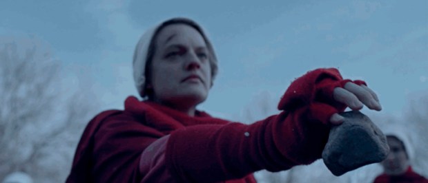 Escena de las piedras en The Handmaid's Tale - empieza la rebelión