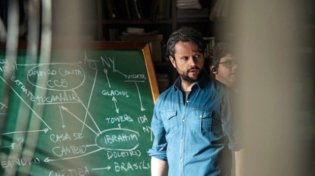 1521753775-seriado-o-mecanismo-1557r (1)