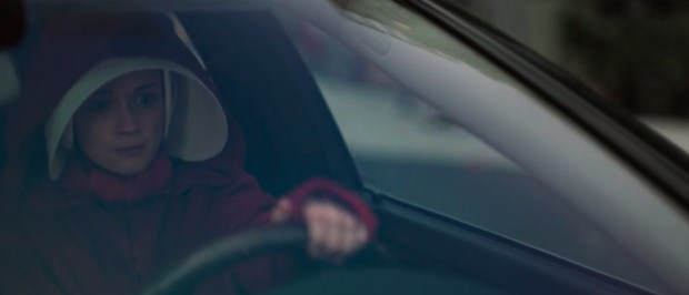 Escena de liberación con Emily conduciendo en The Handmaid's Tale