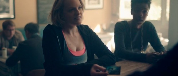 June y Moira en la cafetería - Flashback machismo en The Handmaid's tale