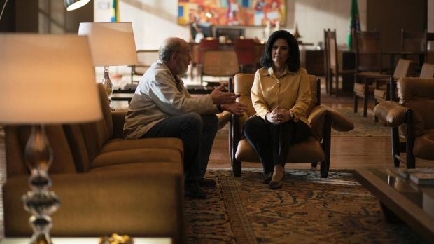 o-ex-presidente-higino-arthur-kohl-e-a-presidente-janete-sura-berditchevsky-na-serie-o-mecanismo-da-netflix-1522362686268_v2_1920x1080