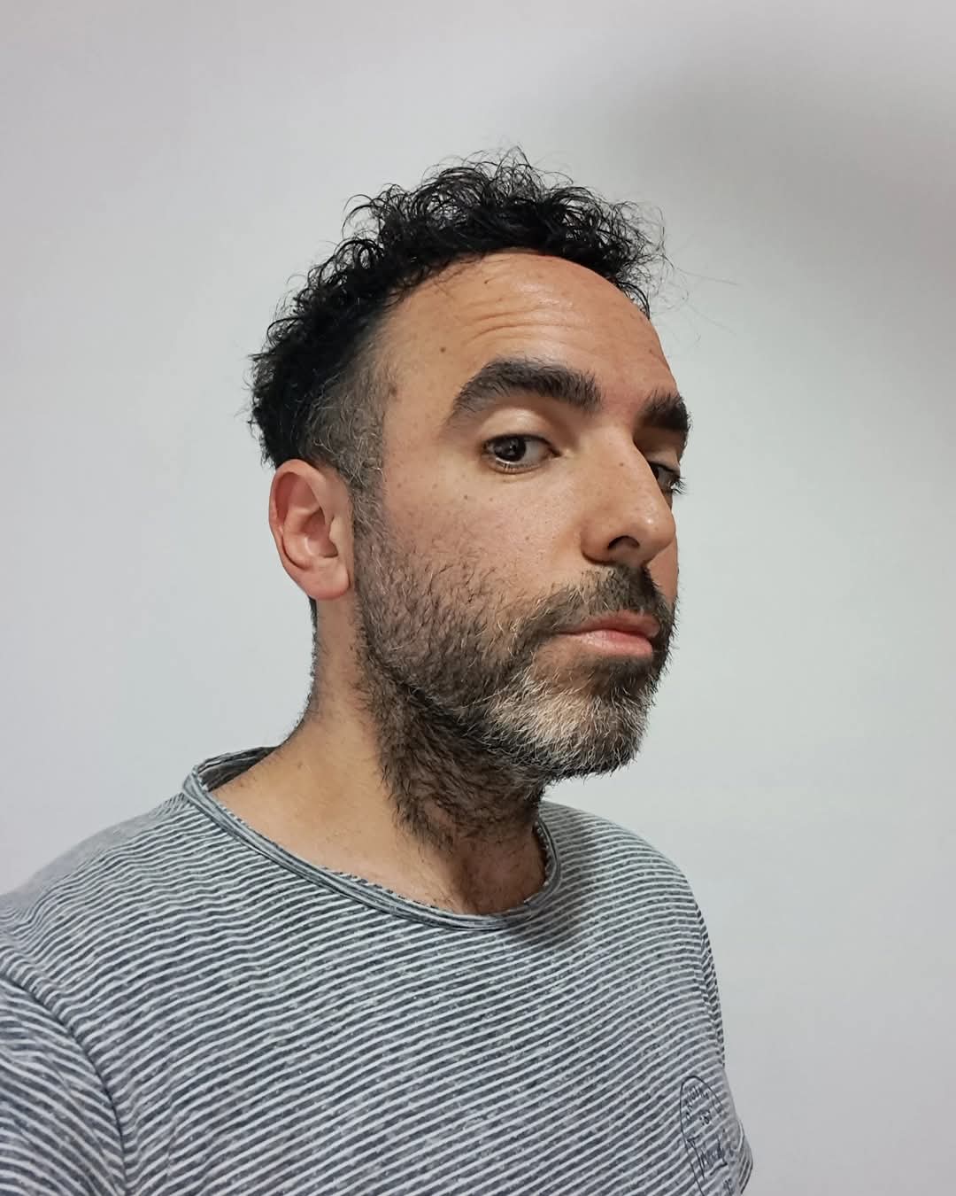 Enrique D. Fernández Nació y creció en Buenos Aires, pero la vida adulta la llevó hacia Bariloche. Después de un largo recorrido en la administración contable encontró en la corrección una nueva forma de transitar la vida laboral. Es correctora de estilo por el Instituto Mallea. Le gusta corregir y le gusta escribir. Prefiere la corrección académica y escribe para diferentes webs, sobre los temas más variados.